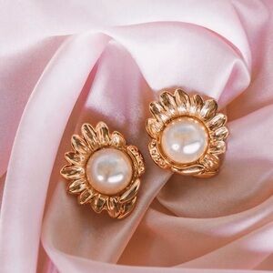 80s Vintage Pearl and Queen Conch Shell Gold Tone Chunky Clip On Earrings